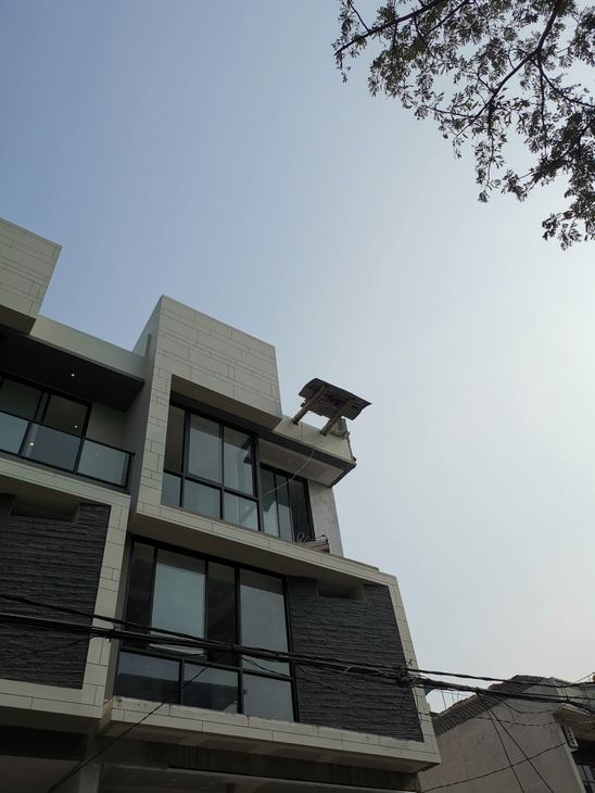 Fasad rumah bertingkat Muara Karang 2 saat pembangunan